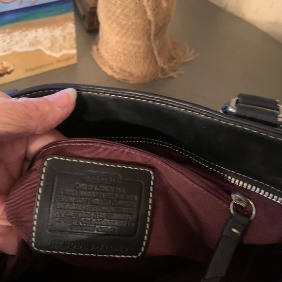 COACH, Handbag BLACK PEBBLE LEATHER, large pocket on front and back. Zip closure - Picture 5 of 8